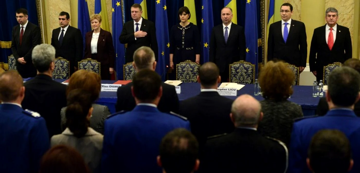 De la stânga la dreapta: ministrul Justiţiei, Robert Cazanciuc, preşedintele CSM, Marius Tudose, preşedintele ICCJ, Livia Stanciu, preşedintele României, Klaus Iohannis, procurorul-şef al DNA, Laura Codruţa Kövesi, procurorul Bogdan Licu, premierul Victor Ponta, ministrul Afacerilor Interne, Gabriel Oprea FOTO Mediafax / 24 februarie - prezentarea bilanţului DNA pe 2014