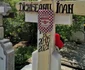Fanii Rapid au agățat de cruce un fanion al echipei de fotbal Foto: Blitz Click!
