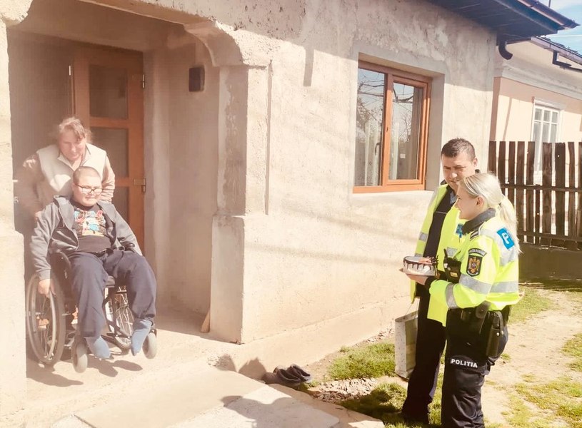 Gest de suflet al poliţiştilor pentru un băiat din Neamţ, care suferă de un handicap locomotor
