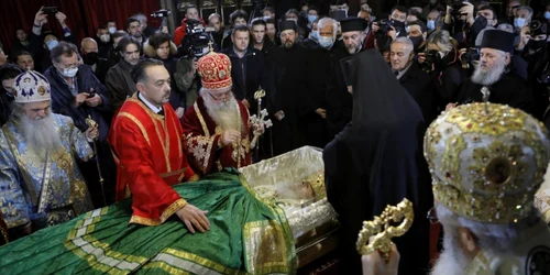 Credincioşi sârbi la catafalcul patriarhului Irineu FOTO EPA-EFE