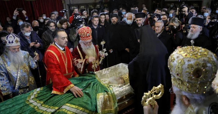 Credincioşi sârbi la catafalcul patriarhului Irineu FOTO EPA-EFE