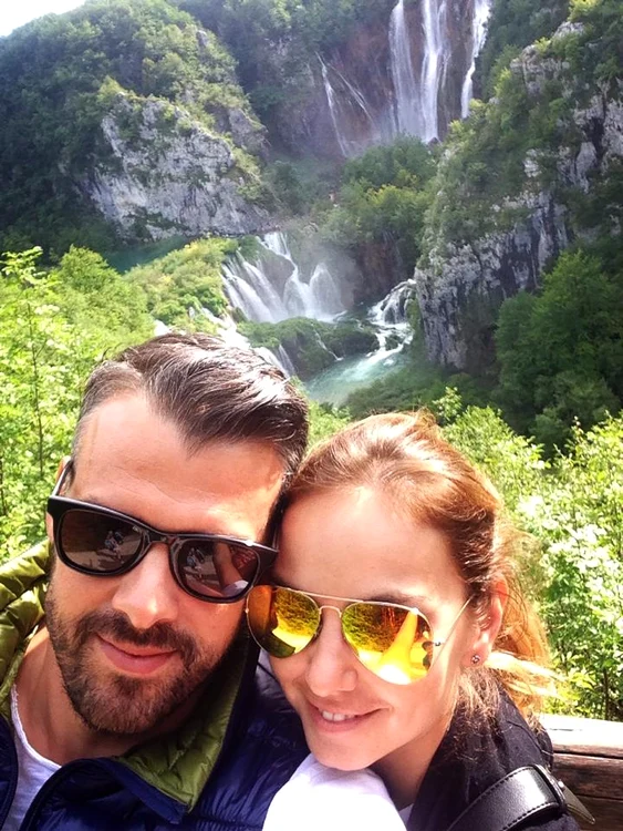 "Ferma Vedetelor" - Roxana Ionescu, în vacanţă cu iubitul, înainte de a veni la emisiune