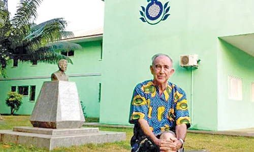 Miguel Pajares Martin (75 de ani) a fost  adus din Africa de Vest, unde 932 de oameni  au murit din cauza virusului ucigaş jpeg