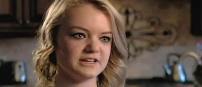 Adolescenta a trebuit să poarte o haină de iarnă peste rochiţa de balFoto: Captură Youtube