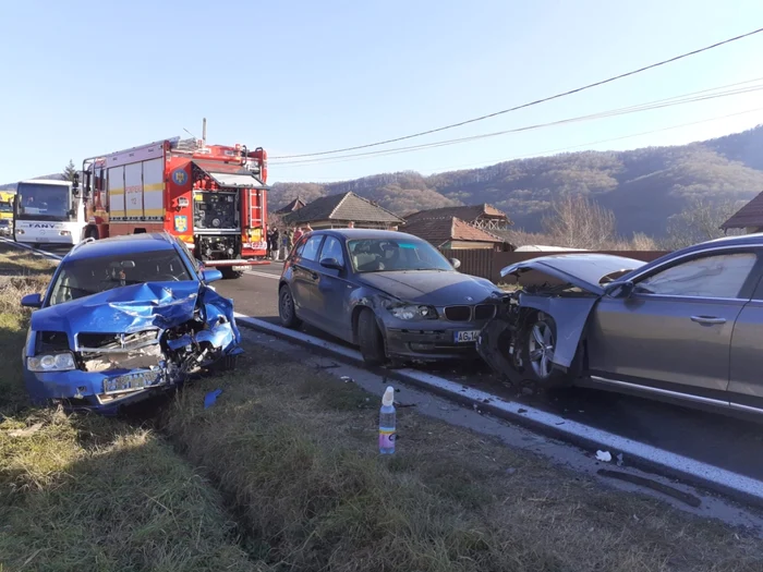 Accident cu şase persoane implicate printre care doi copii - unul fiind sugar în Râmnicu Vâlcea DN 67 la Căzăneşti Foto Adevărul