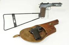 Pistolul lovit cu patul montat și în prim plan un alt pistol Steyr md. 1912 în tocul regulamentar