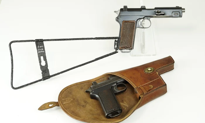 Pistolul lovit cu patul montat și în prim plan un alt pistol Steyr md. 1912 în tocul regulamentar