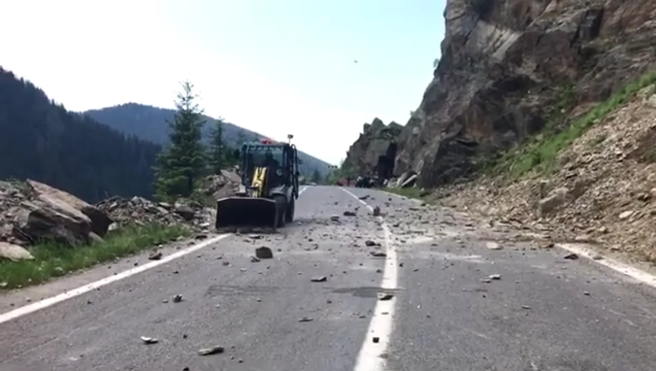 Drumarii au închis Transfăgărăşanul ca să îndepărteze bolovanii periculoşi FOTO DRDP Braşov