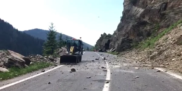 Drumarii au închis Transfăgărăşanul ca să îndepărteze bolovanii periculoşi FOTO DRDP Braşov