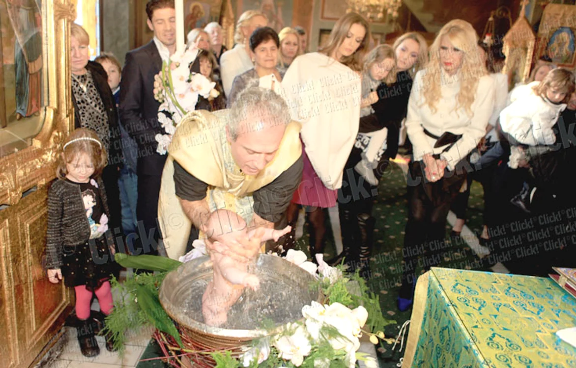 Dan Petrescu şi soţia lui,  Adriana, sunt părinţii  spirituali ai micuţilor Maria şi Cristian