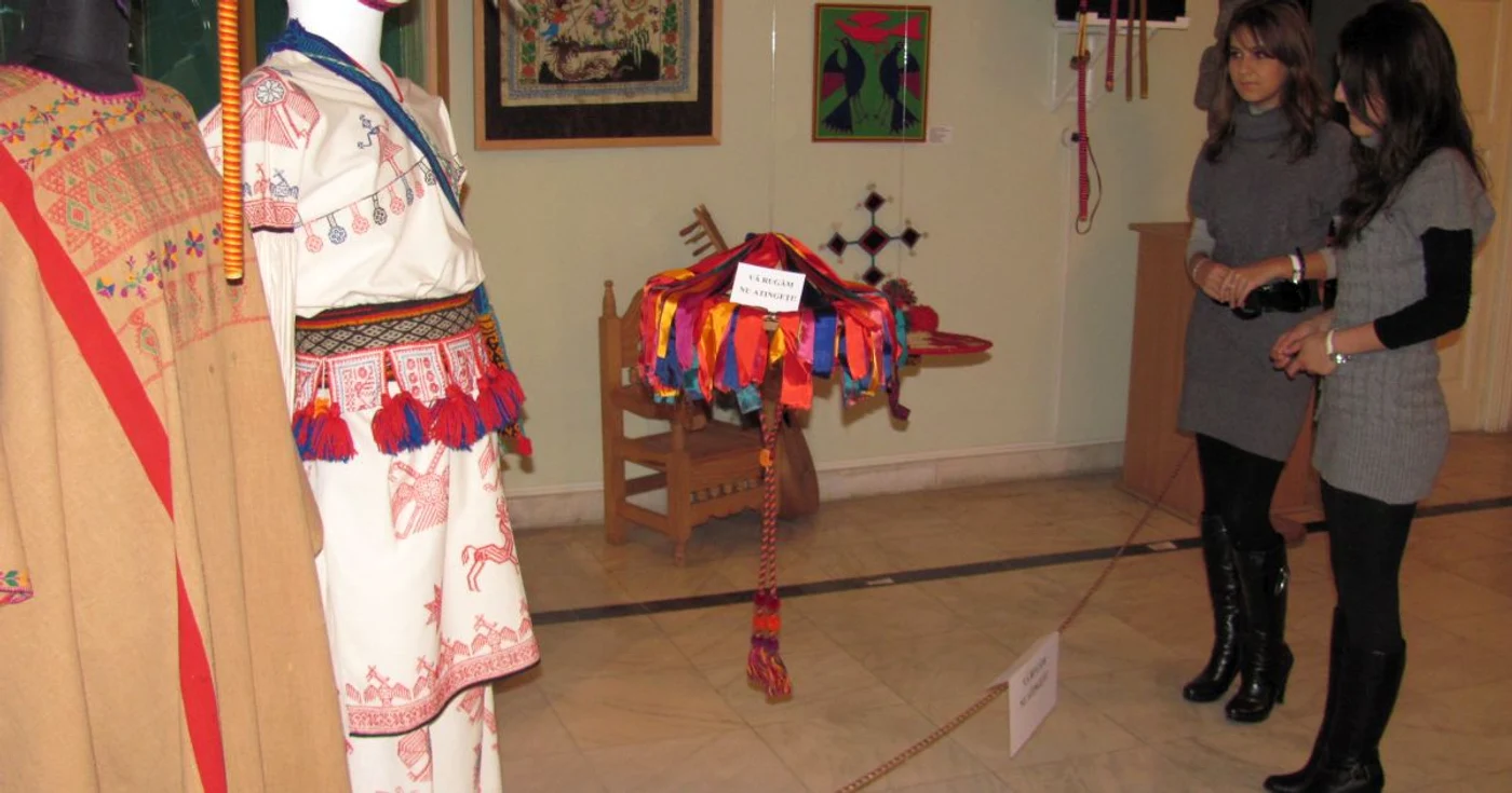 Vizitatorii pot admira podoabe şi numeroase costume ţărăneşti lucrate cu multă migală