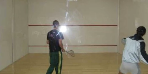 Bistriţa:Squash-ul, sportul bogaţilor se joacă la Bistriţa de doi ani