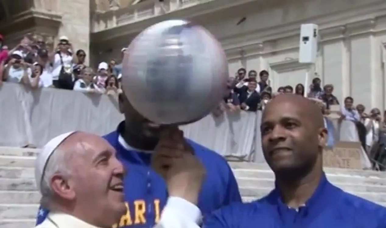 
    Jucătorii Harlem Globetrotters i-au arătat Suveranului Pontif câteva trucuri din sportul pe care îl practicăcaptură: YouTube  