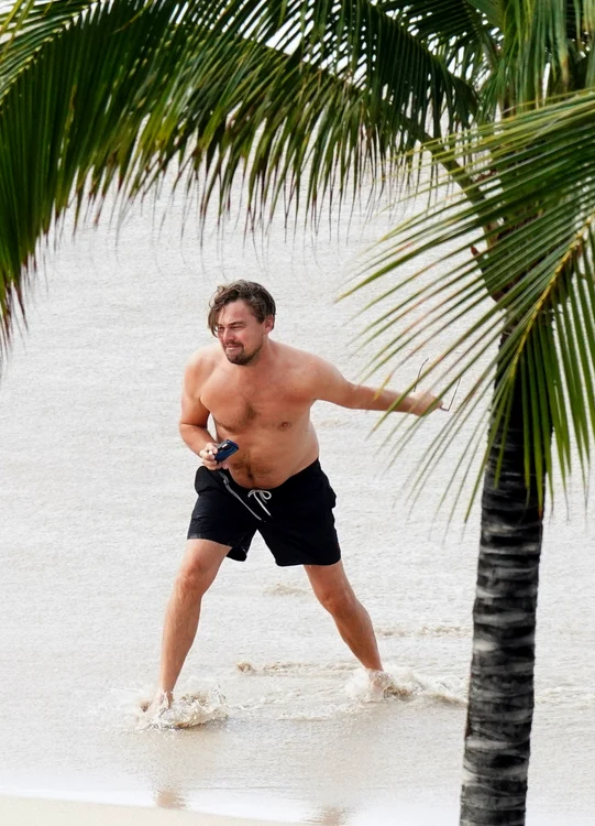 Leonardo Dicaprio, cu burta la vedere pe plajă