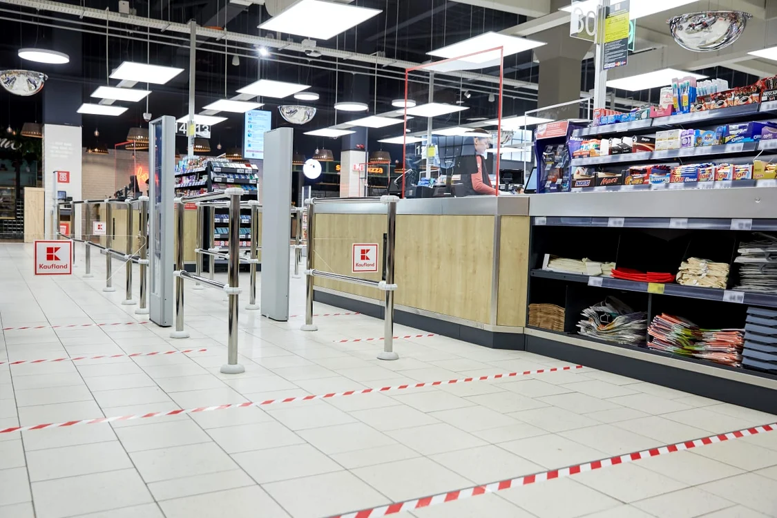 
    Geamuri de protecție în marile lanțuri de magazinefoto: Kaufland  