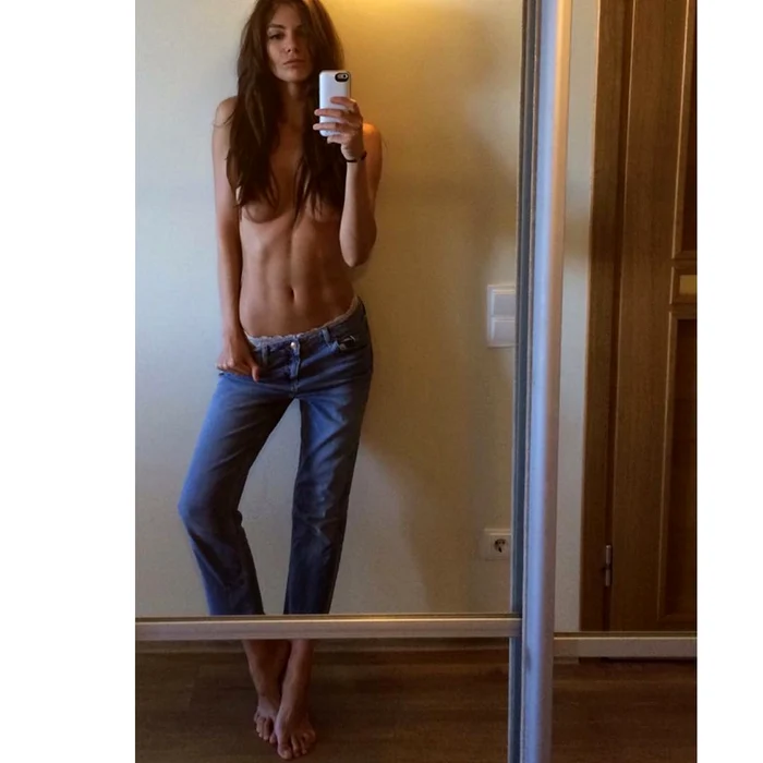 Delia Tudose, senzuală în faţa aparatului de fotografiat