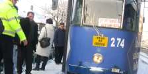 Bărbatul a aluncat sub tramvai 
