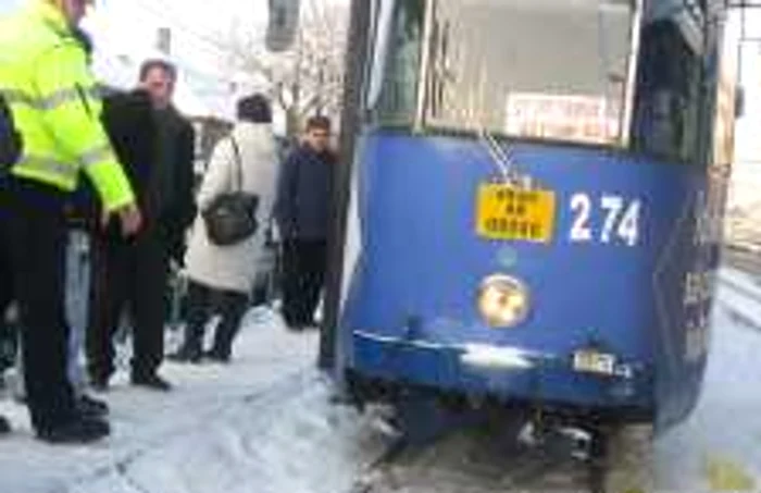 Bărbatul a aluncat sub tramvai