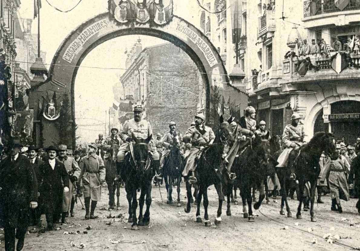 Trecerea familiei regale și a generalului Berthelot pe sub Arcul de Triumf ridicat pe Calea Victoriei, la intrarea în Piața Palatului Regal, la 18 Noiembrie/1 Decembrie 1918