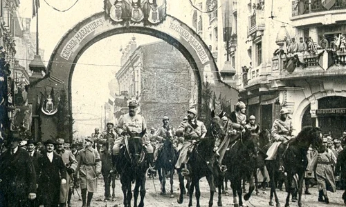 Trecerea familiei regale și a generalului Berthelot pe sub Arcul de Triumf ridicat pe Calea Victoriei, la intrarea în Piața Palatului Regal, la 18 Noiembrie/1 Decembrie 1918