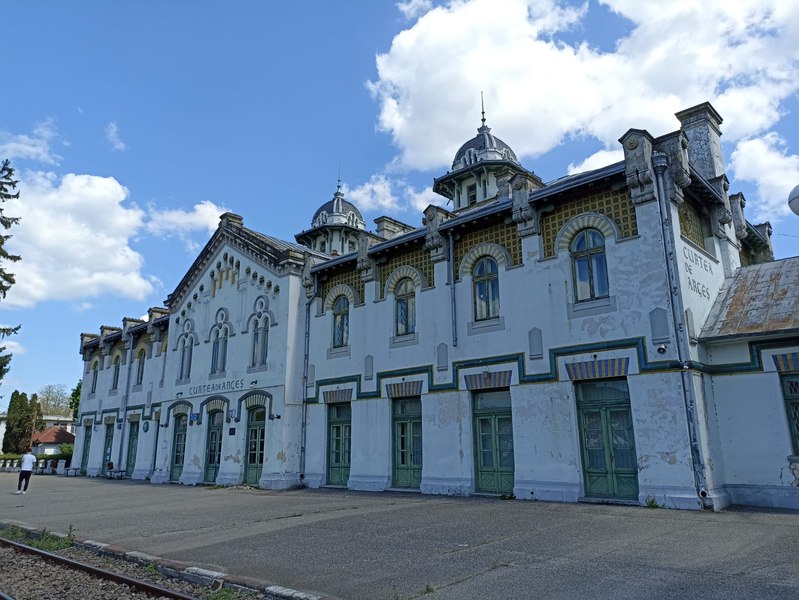 Birocrația tipic românească întârzie refacerea Gării Regale din Curtea de Argeș. În cât timp a construit-o Carol I FOTO
