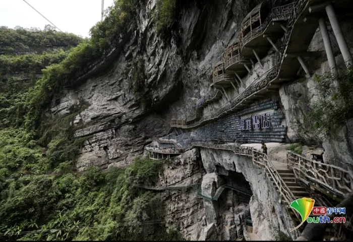 Biblioteca se află în interiorul unei grote uriaşe. FOTO: Youth.cn