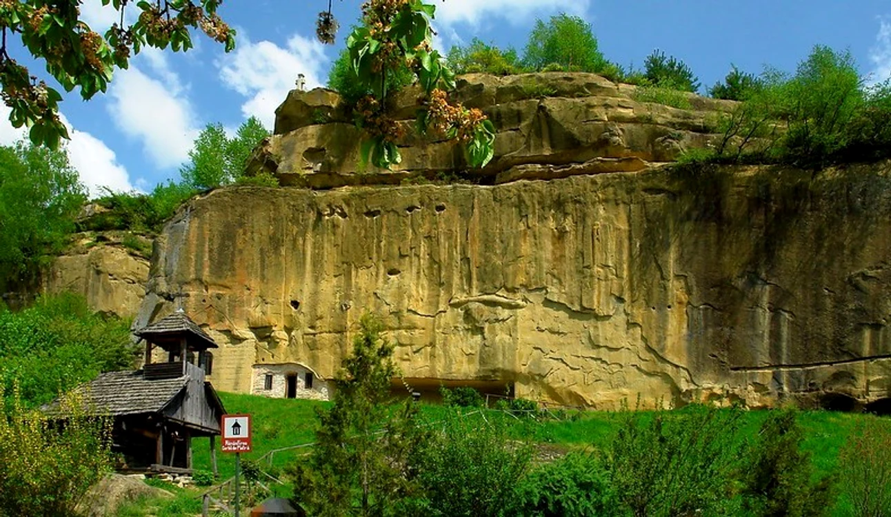 3 corbii de piatra manastire jpg jpeg
