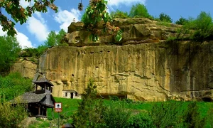 3 corbii de piatra manastire jpg jpeg