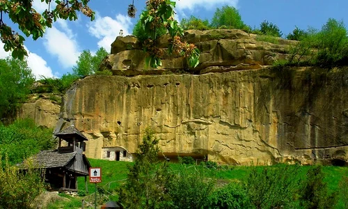 3 corbii de piatra manastire jpg jpeg