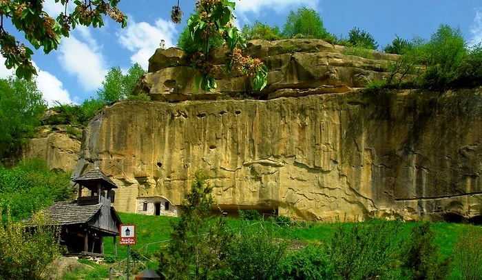 3 corbii de piatra manastire jpg jpeg