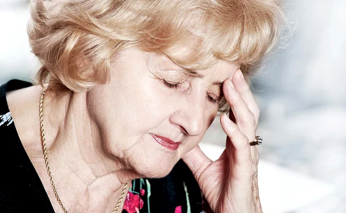 Primele semne ale bolii degenerative apar după pragul vârstei de 60 de ani