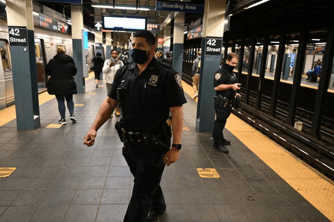 Premieră. Metroul din New York cere interzicerea accesului unui pasager în reţeaua sa de transport