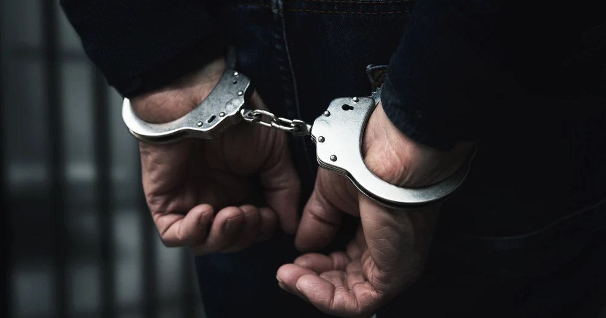 Cinci români urmăriți internațional, aduși în țară. Act sexual cu un minor și trafic de migranți, printre infracțiunile pentru care au fost condamnați