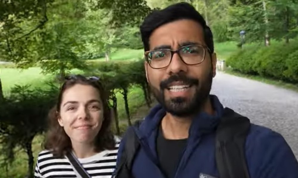 Cuplu din America impresionat de Castelul Peleș. Vloggerii de la Kinetic Passports: „Arată precum castelul lui Dracula“ VIDEO 