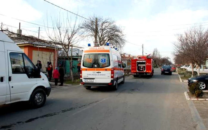 Vecinii au chemat Pompierii şi Ambulanţa, însă pentru bătrâna de 86 de ani nu s-a mai putut face nimic FOTO Florentin Coman