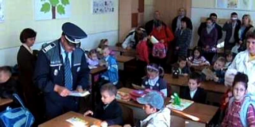 Poliţiştii vor fi printre elevi