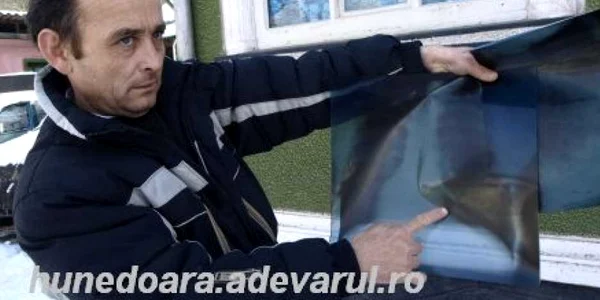 Hunedoareanul trăieşte cu un cuţit înfipt în spate. Foto: D. Guţă