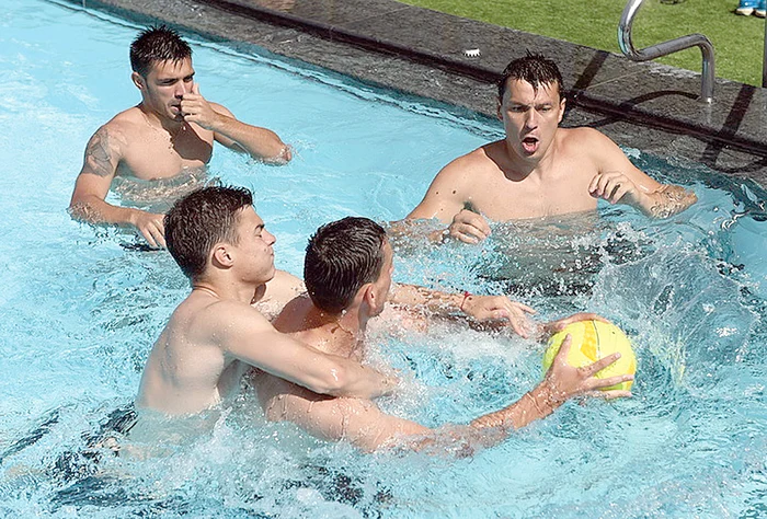 În momentele  libere joacă polo 