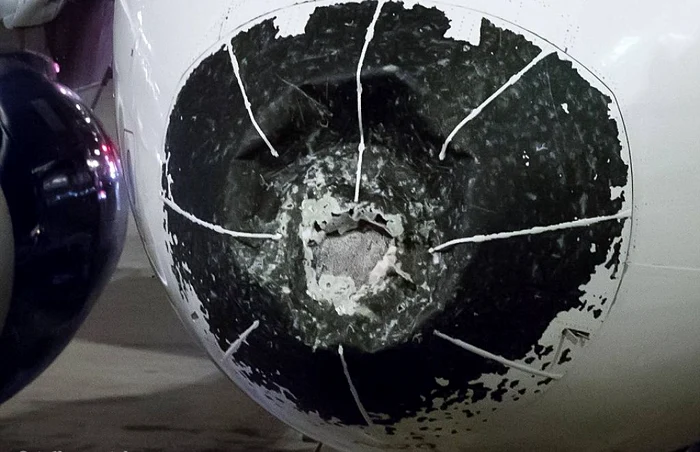 Cum arată botul unui avion de pasageri avariat de grindină în SUA FOTO Twitter