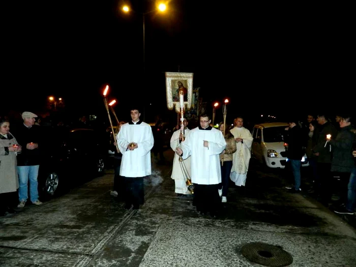 Credincioşii au străbătut străzile Bacăului cu lumânări aprinse