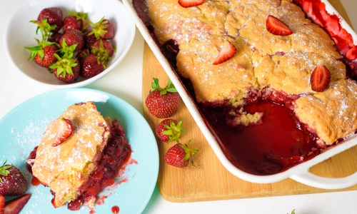 Cobbler cu capsuni  sursa foto shutterstock 1762492469 jpg