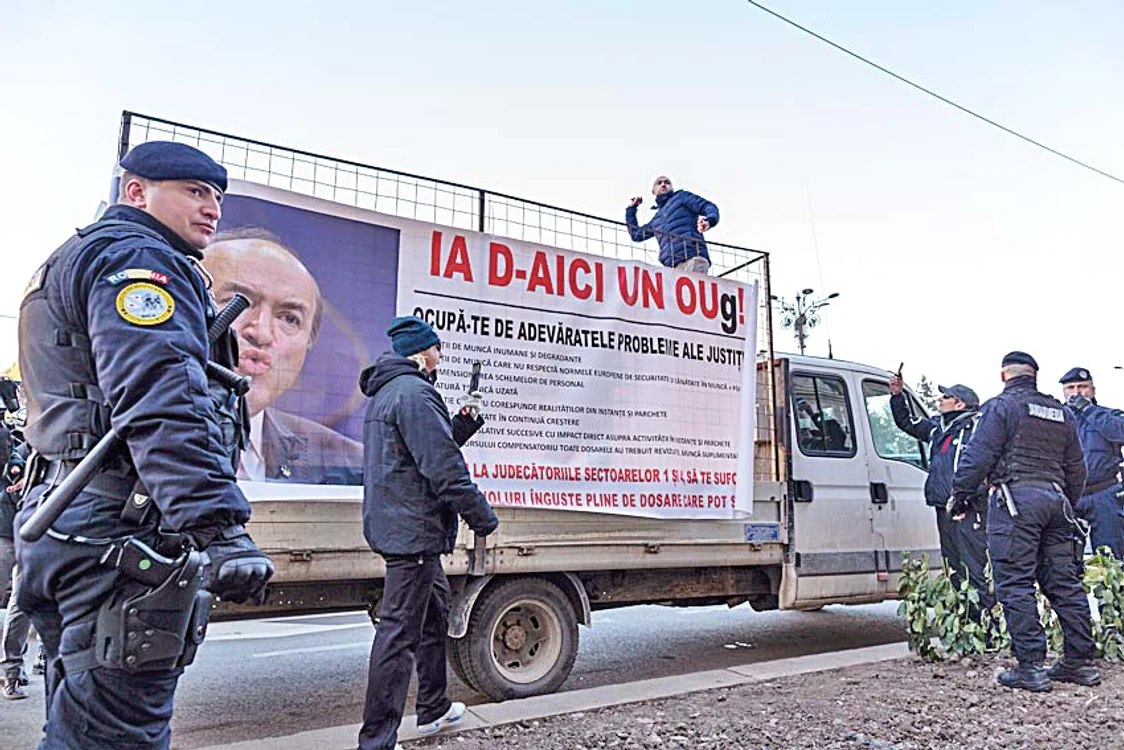 Banner cu mesaj la adresa ministrului