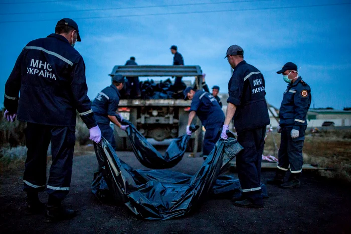 
    Separatiştii au încărcat cadavrele în maşini de gunoifoto: Reuters  