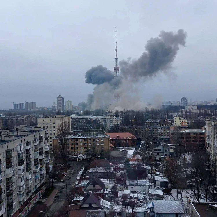 Turnul televiziunii din Kiev bombardat în urmă cu puțin timp de ruși - foto Twitter