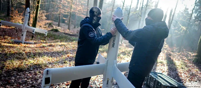 Angajații companiei Stark Defence arată una dintre dronele de luptă "Virtus" pentru armata germană