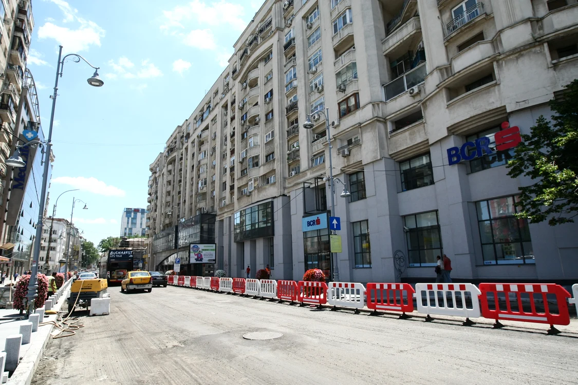 Azi noapte a fost frezat asfaltul, însă, muncitorii nu au reușit să și asfalteze