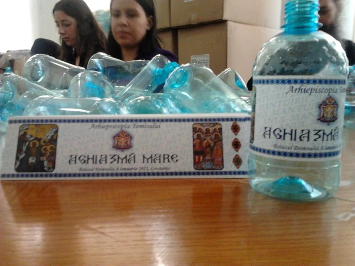 Aghiazmă pentru Bobotează, pregătită la Arhiepiscopia Tomisului FOTO Ionuţ Druche