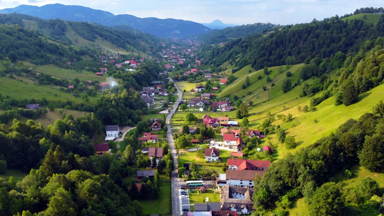 localitate_montana_romania_vazuta_de_sus