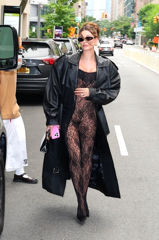 Hailey Bieber, o gravidă sexy. FOTO: Profimedia
