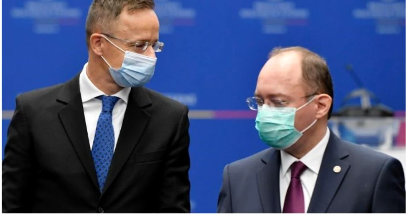 Szijjártó Péter (stânga) şi României